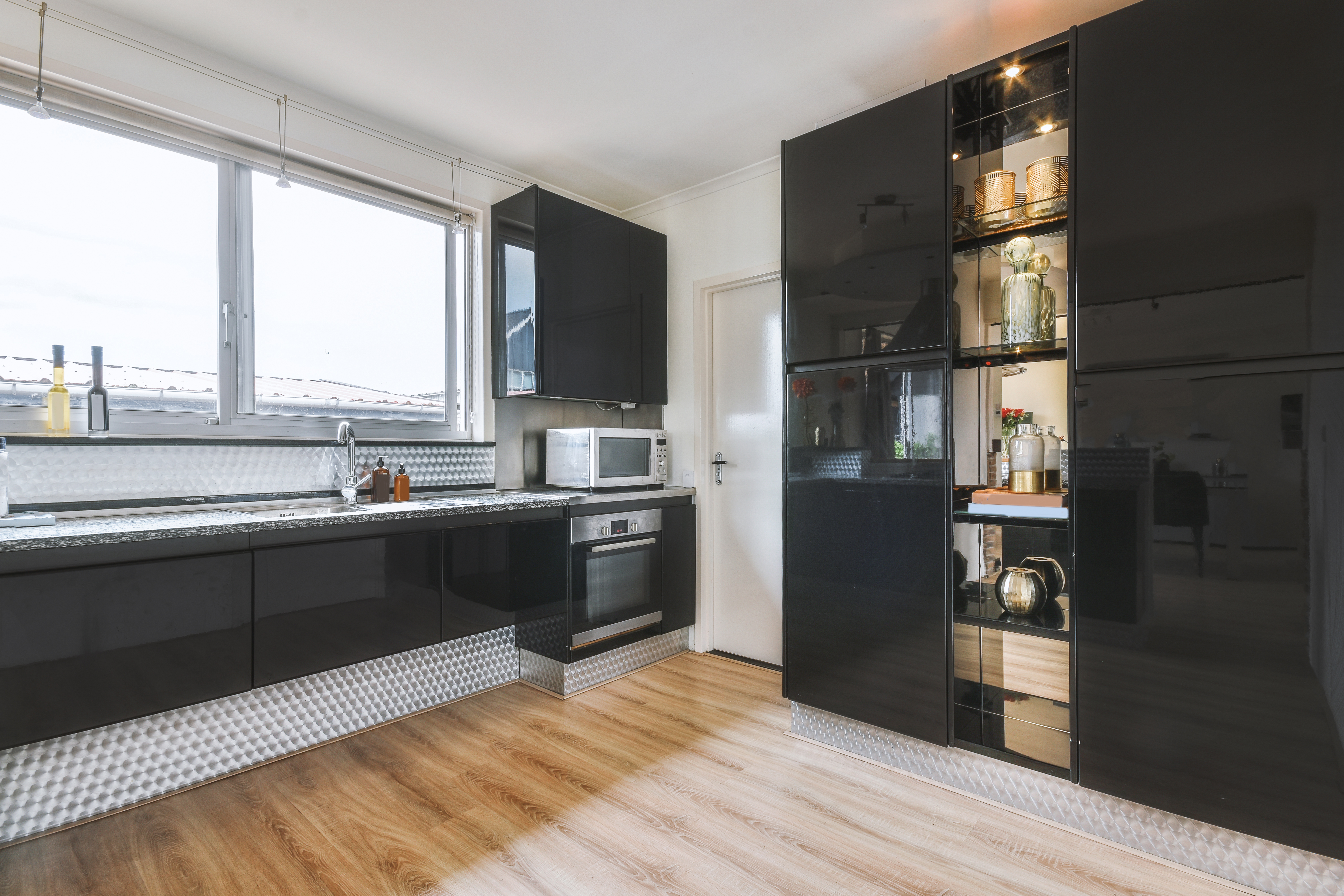 Cocina moderna con acabados negros